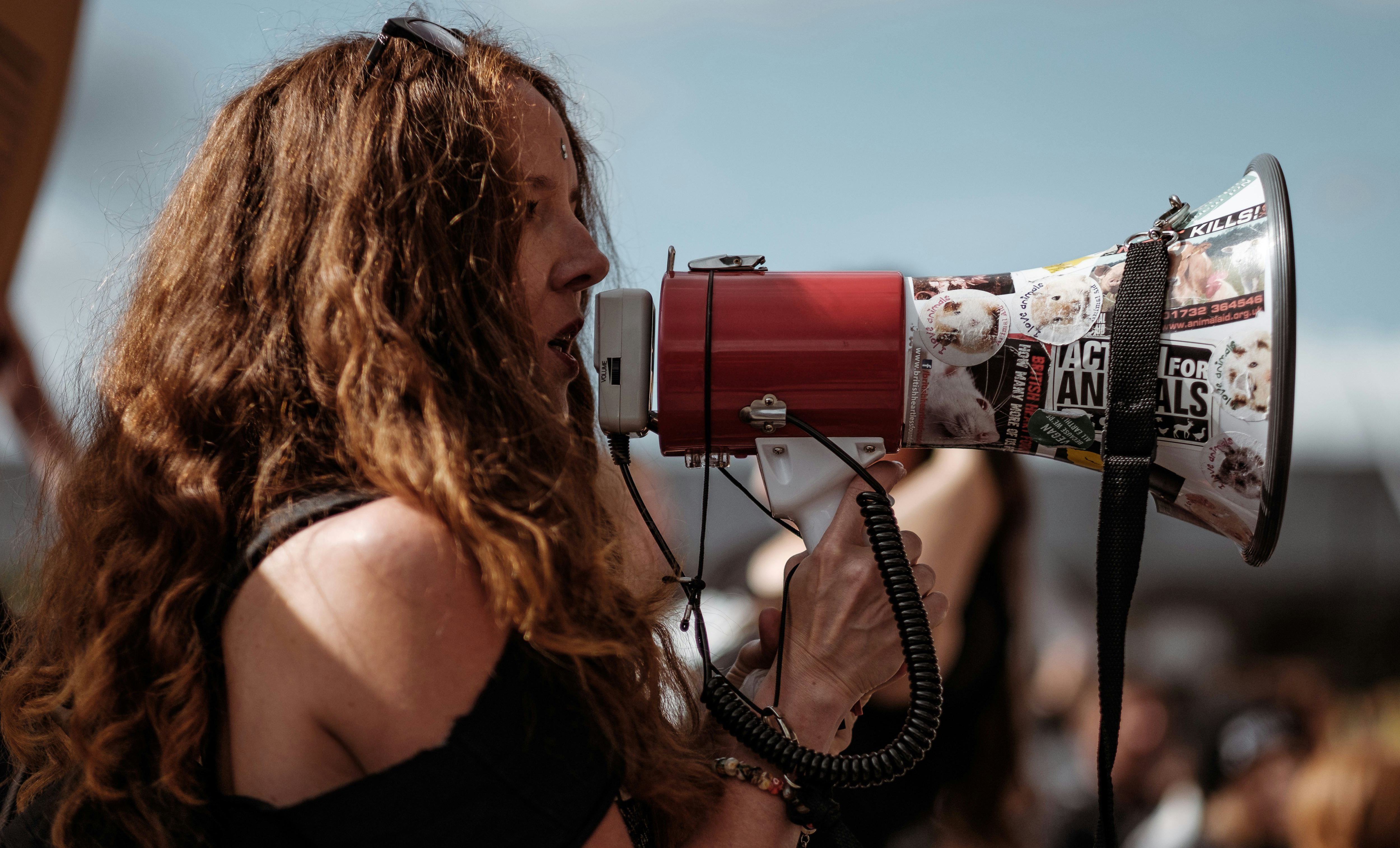 Imagem de um pessoa com megafone